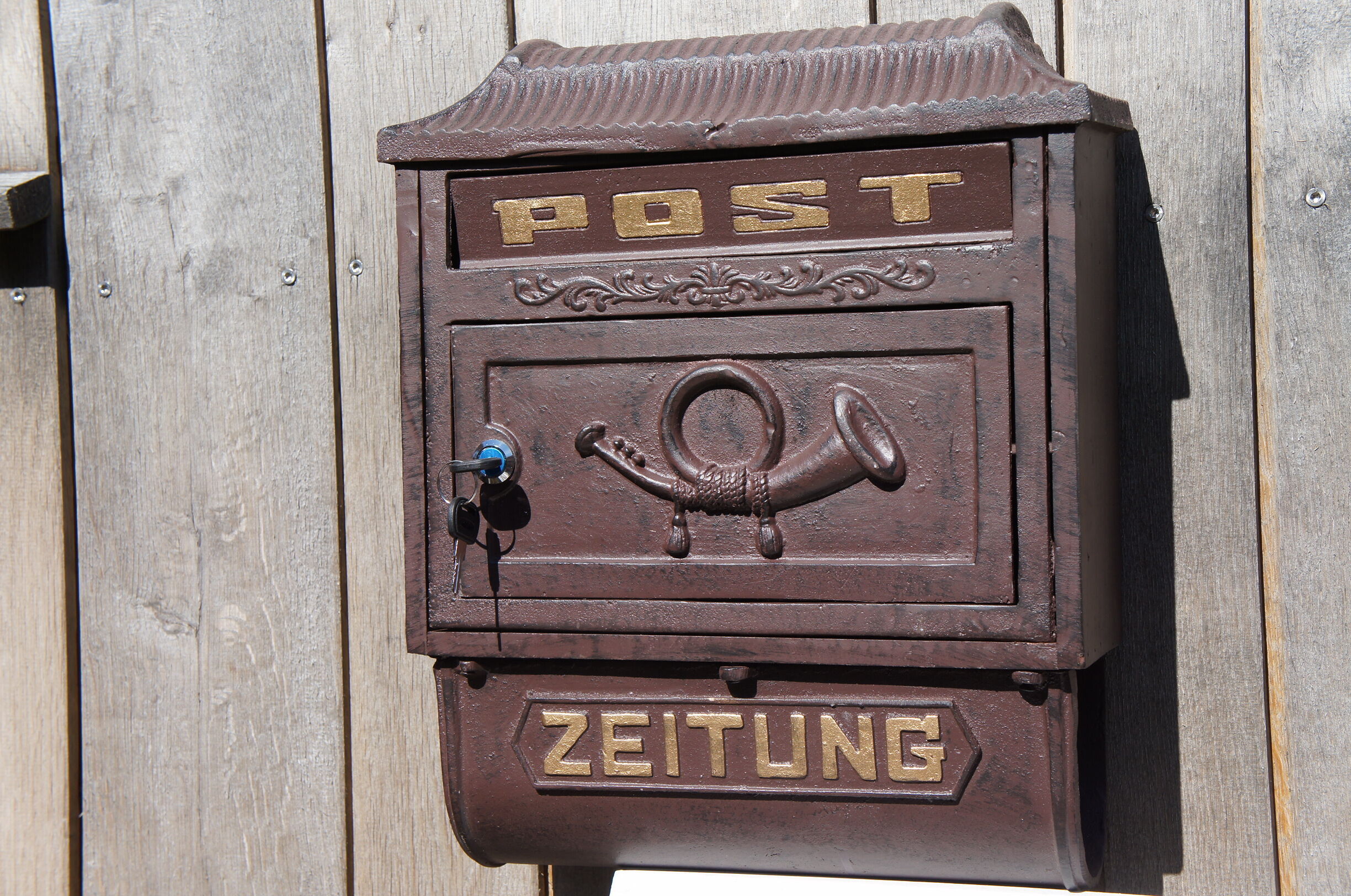 Wandbriefkasten, Postkasten, Briefkasten mit Zeitungsrolle, Post, Brief