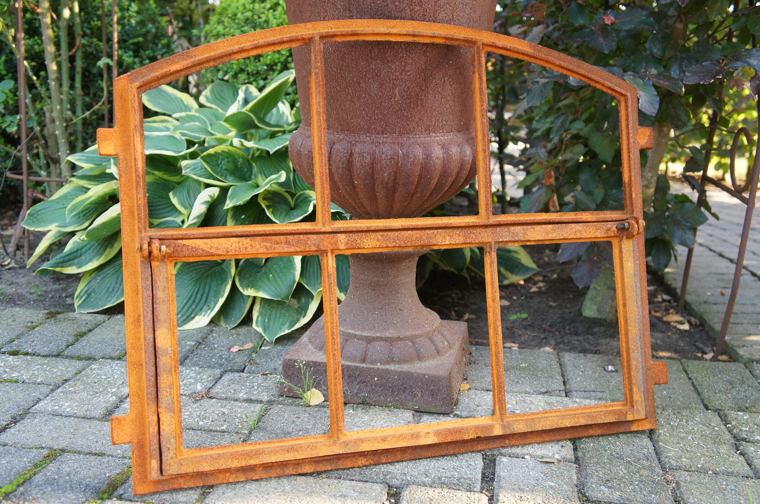 Thomas-Geschaeft-108 Gussfenster , Antikfenster zum Öffnen !