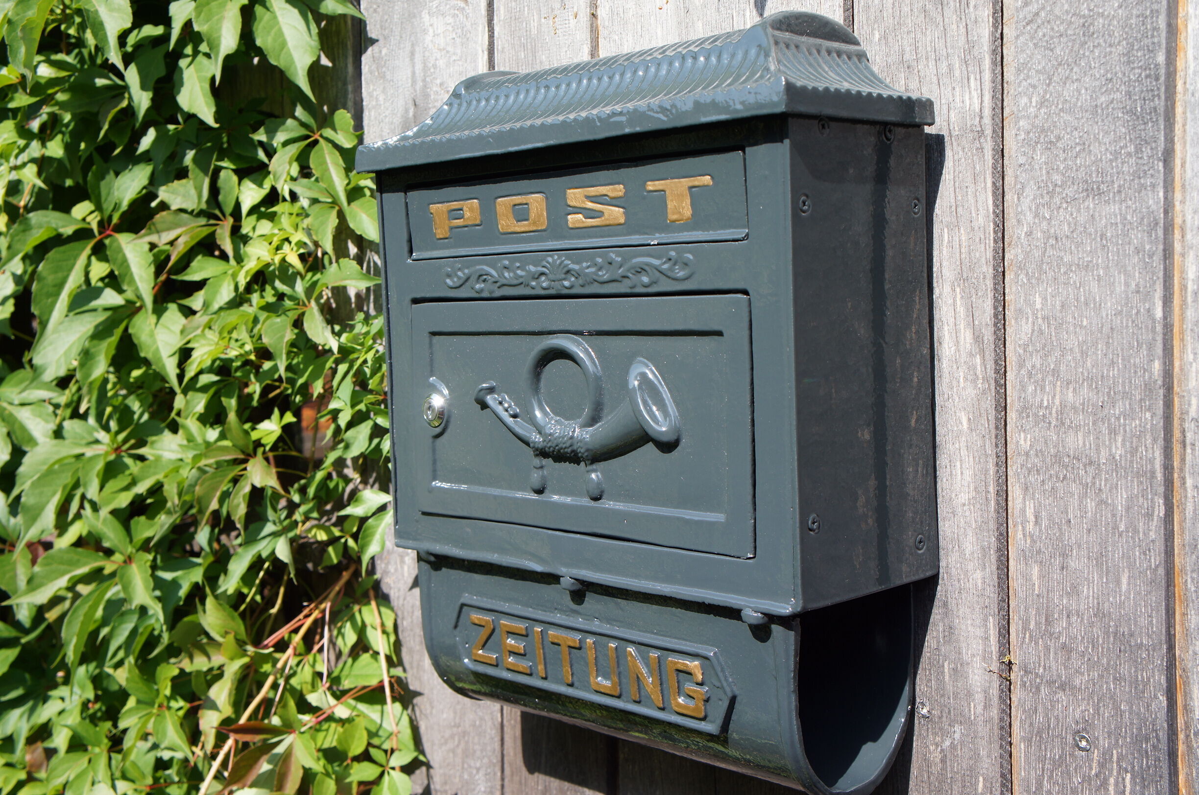 Wandbriefkasten, Postkasten, Briefkasten mit Zeitungsrolle, Brief, Post